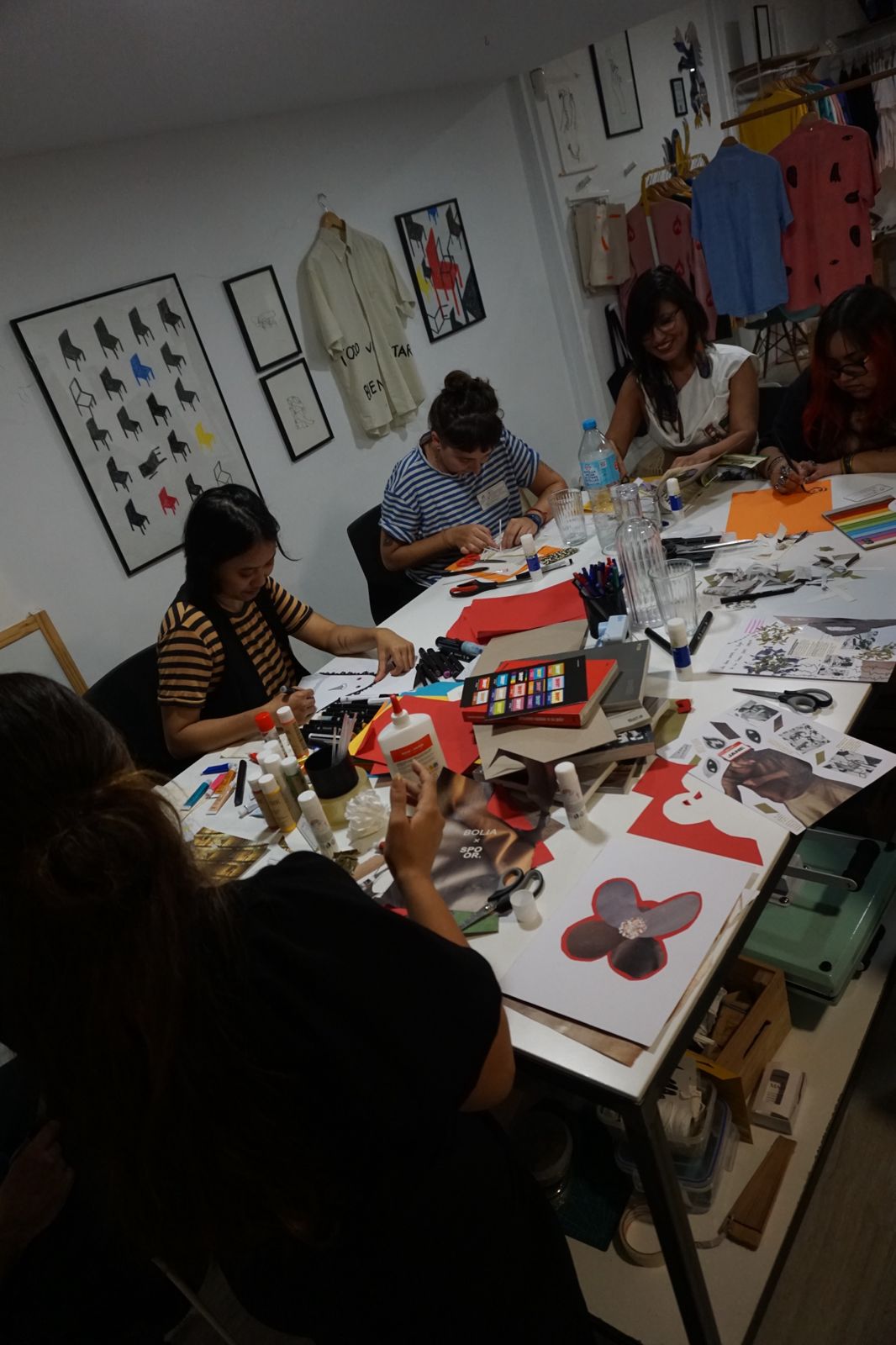 Participantes creando collages en un taller de Art Match